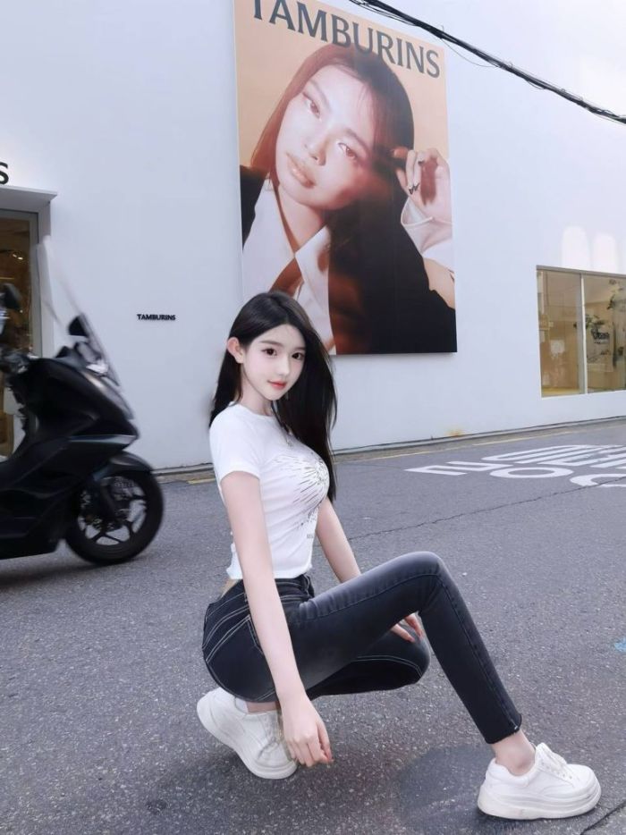 平面模特三点粉一线天：晴晴 00后
