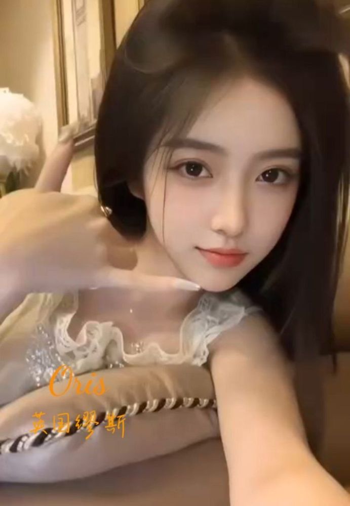 ♏ ️ Oris ♍英国缪斯🎀知性美少女，笑起嚟甜美可愛，長腿美少女