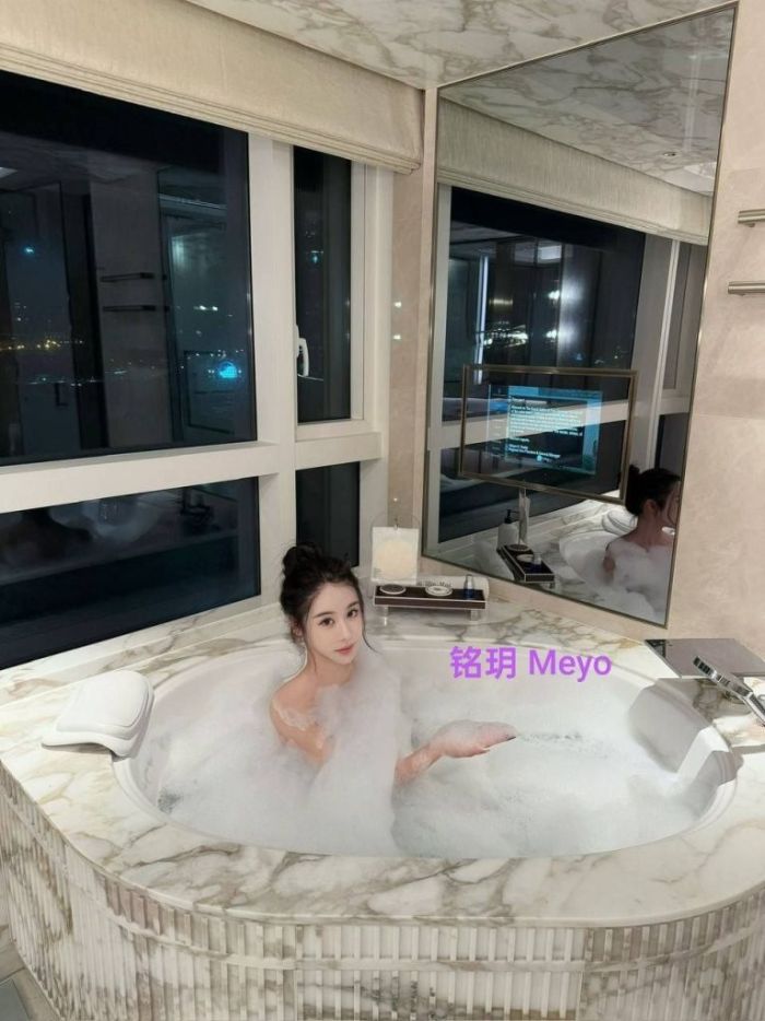 💋快来围观🌝小网红🤩铭玥 Meyo😻23岁🌈很多粉丝小网红💋
